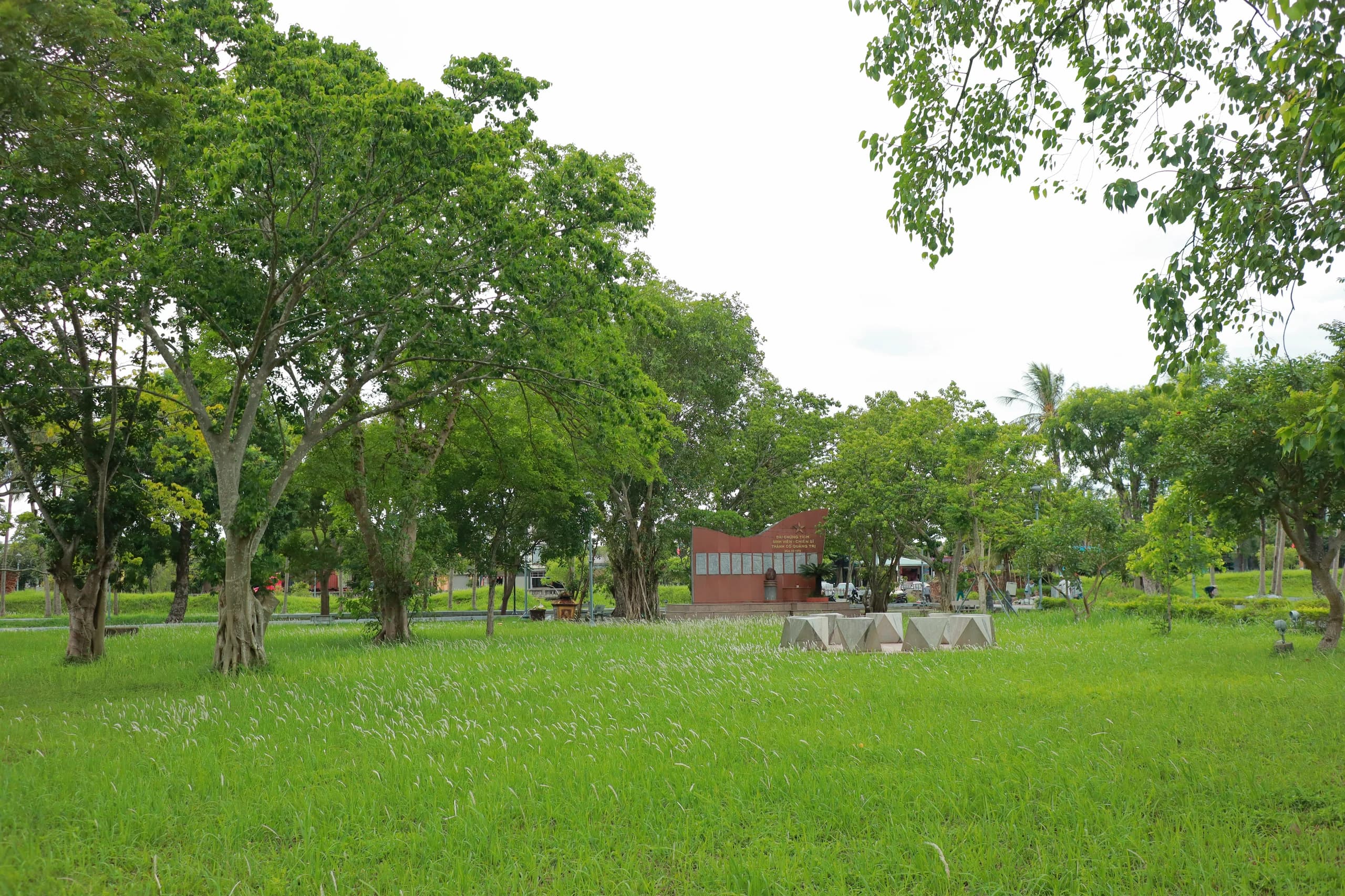 Ê-kíp lắng chụp ảnh cùng nhân chứng sau một buổi ghi hình.