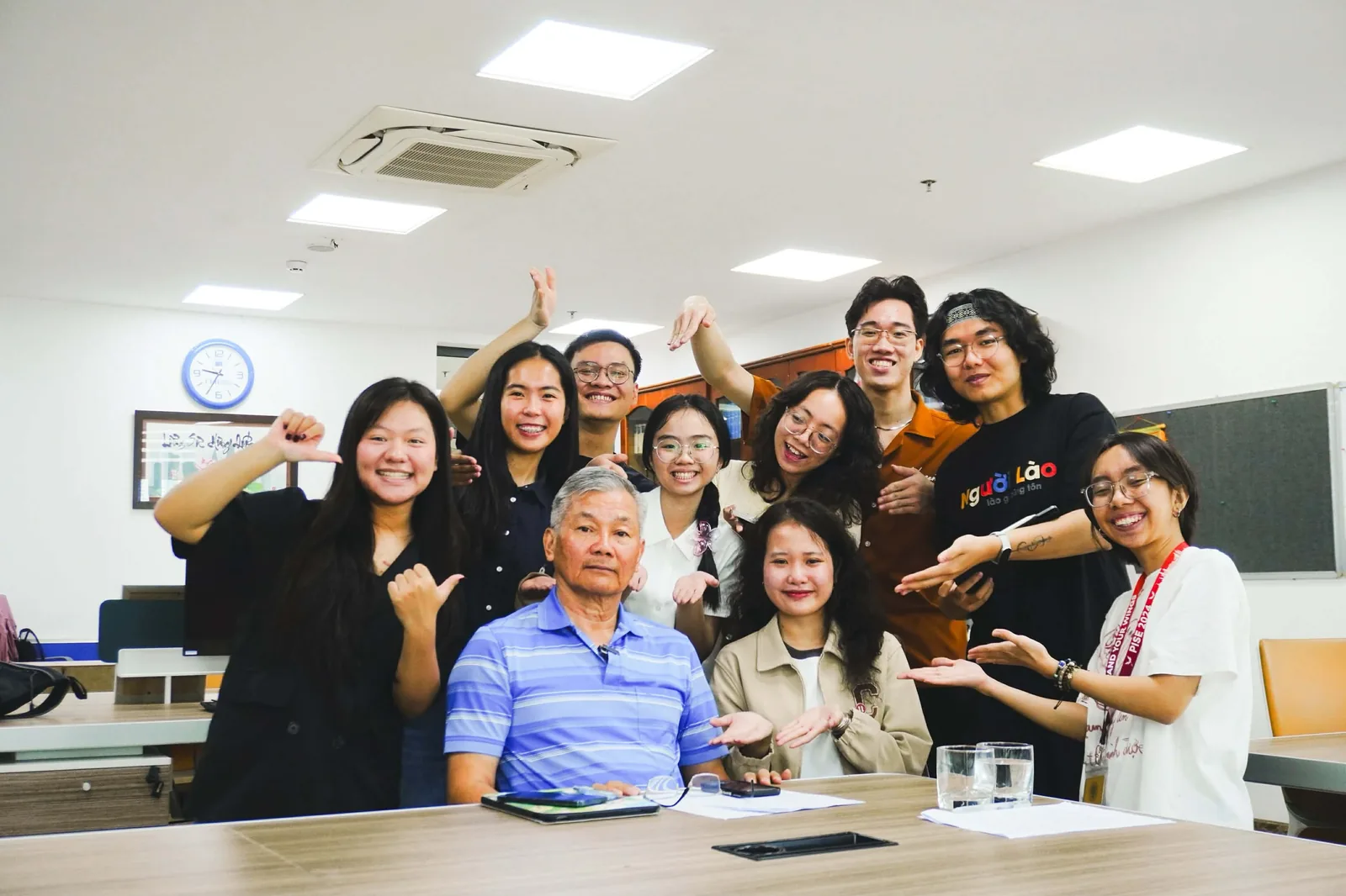 Cả đoàn lắng chụp ảnh cùng một bác sau buổi ghi hình.