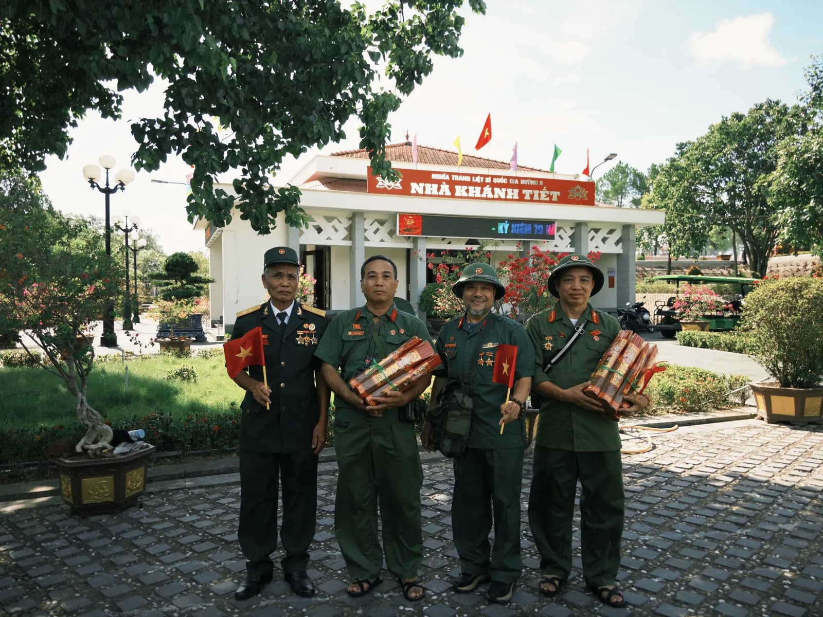 Bốn bác cựu chiến binh cầm bó hương trước Nhà khánh tiết, Nghĩa trang Liệt sĩ Quốc gia Đường 9.
