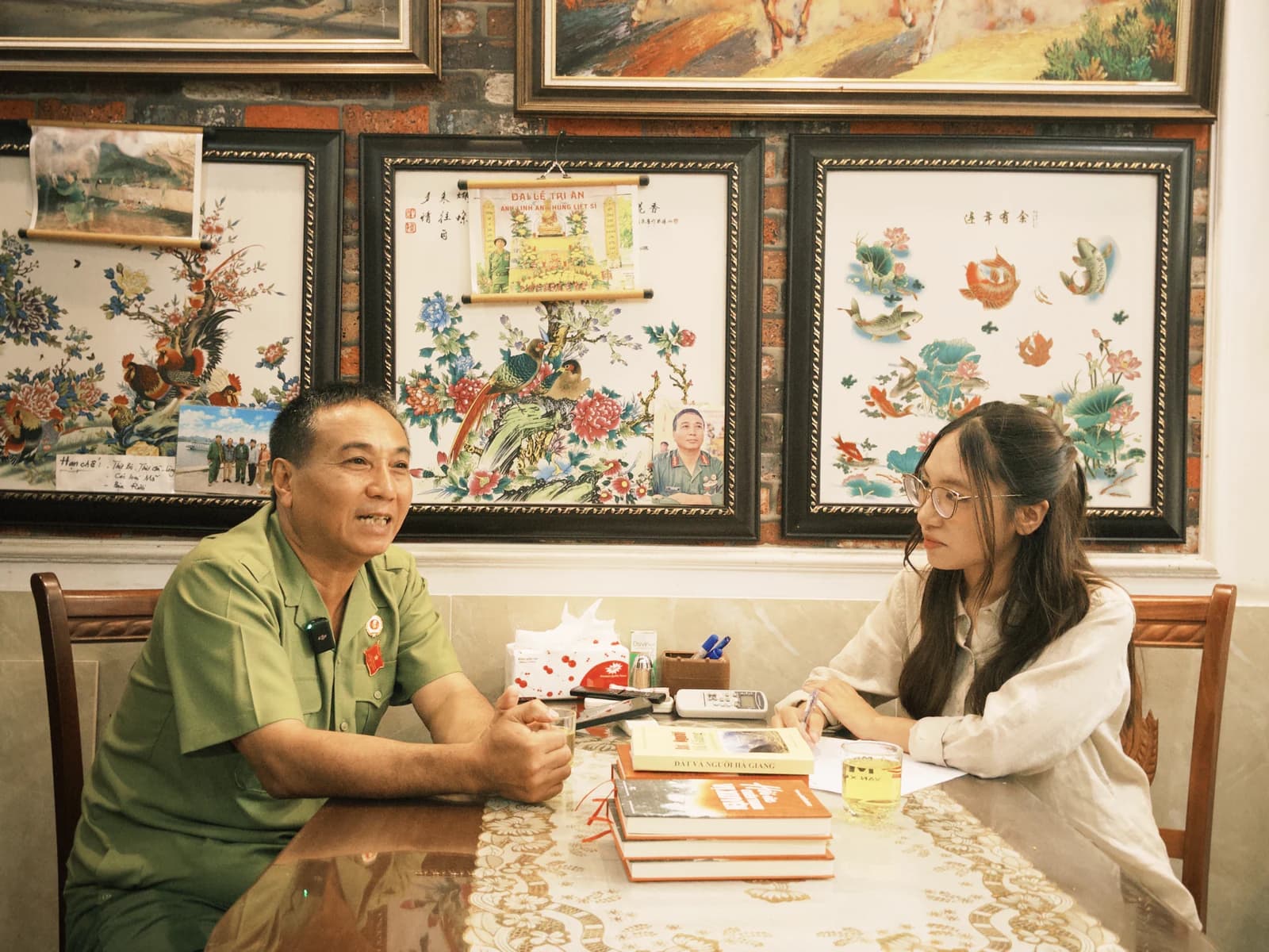 Một lá thư viết tay đã ngả vàng theo năm tháng.